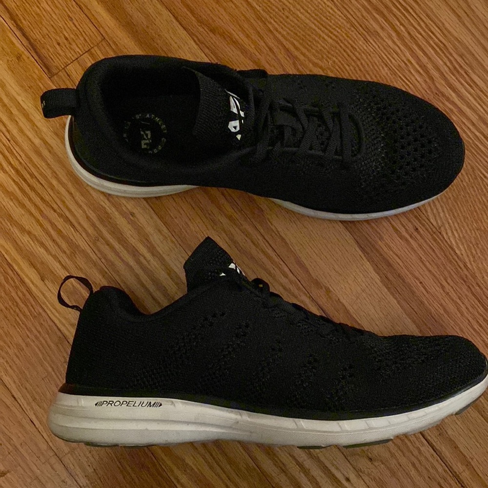 APL - Black Sneakers, plenty of life 8.5 fits like 8